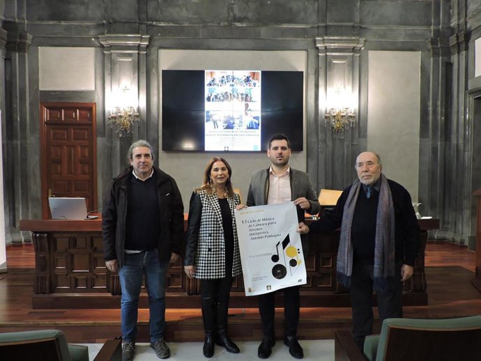 El diputado de Cultura y la alcaldesa de Cantillana, en la presentación del ciclo de música de cámara para jóvenes intérpretes.