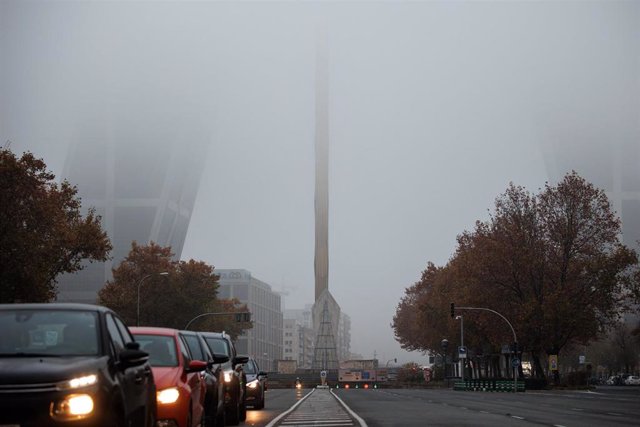 Vista general de la Puerta de Europa o popularmente conocidas como 'Torres KIO' cubiertas de niebla.