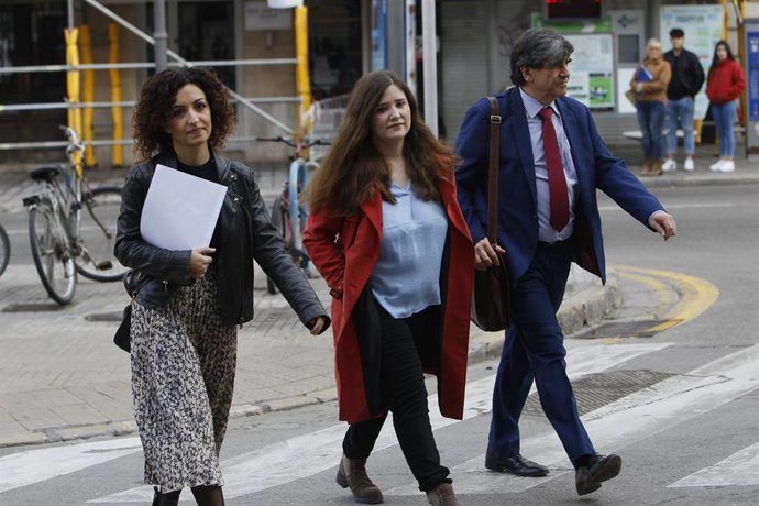 Archivo - La delegada de Europa Press de Palma de Mallorca, Antonia López (1i), acude junto a la periodista de la misma agencia, Blanca Pou (2i), al juicio donde el juez Miguel Florit se sentará en el banquillo acusado de vulnerar el secreto profesional