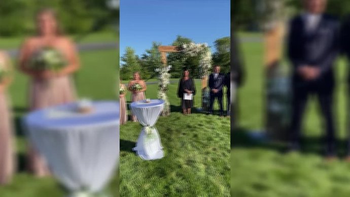 Esta novia alivia los nervios por su boda tomándose una copa...¡De camino al altar!