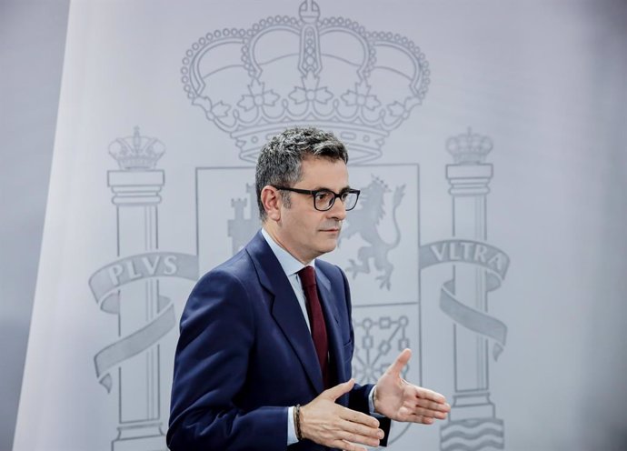 El ministro de la Presidencia, Relaciones con las Cortes y Memoria Democrática, Félix Bolaños, a su salida de una rueda de prensa posterior al Consejo de Ministros, en el Palacio de La Moncloa, a 29 de noviembre de 2022, en Madrid (España). 