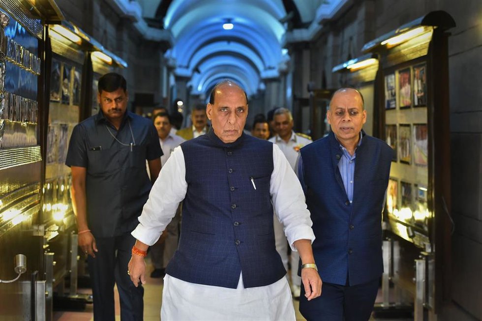 Archivo - El ministro de Defensa de India, Rajnath Singh (centro)