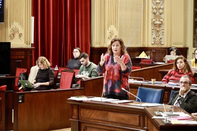La presidenta del Govern, Francina Armengol, durante el pleno del Parlament.