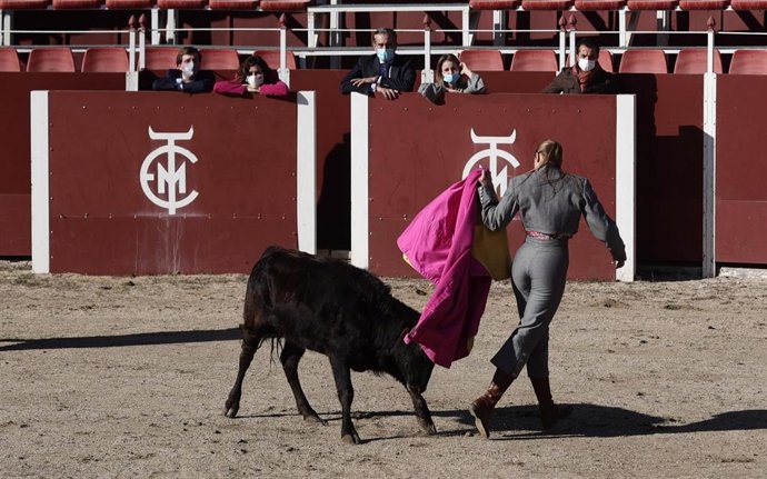 Archivo - El alcalde de Madrid, José Luis Martínez-Almeida (1i); la presidenta de la Comunidad de Madrid, Isabel Díaz Ayuso (2d); durante una visita a la escuela regional de tauromaquia 