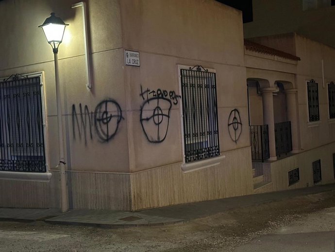 Pintadas en la vivienda del edil de Urbanismo de Carboneras (Almería).