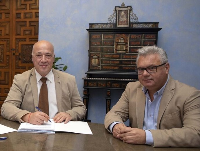 El presidente de la Diputación, Antonio Ruiz (izda.), y el alcalde de Puente Genil, Esteban Morales, en una imagen de archivo.