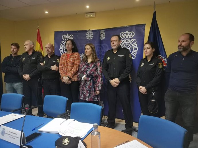Responsables policiales y agentes que participaron en la operación, junto a la delegada del Gobierno en Castilla y Leon, y la subdelgada del Gobierno en Valladolid, en la rueda de prensa.