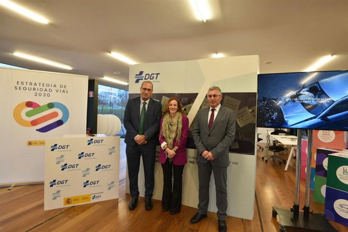 El consejero de Desarrollo Autonómico, José Ángel Lacalzada, la jefa provincial de Tráfico de La Rioja, Beatriz Zúñiga, y el presidente y director general de Fesvial, Javier Llamazares, han inaugurado la Jornada de Seguridad Vial en la Empresa