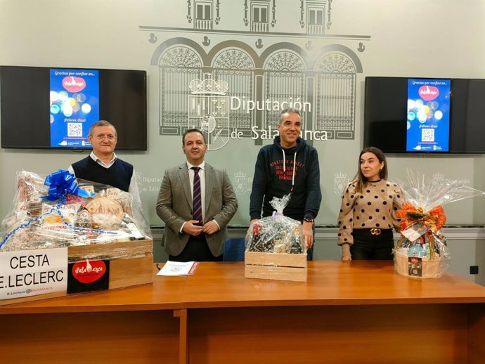 Representantes de 'Salamanca en bandeja' y establecimientos adheridos a la campaña de cestas de navidad.