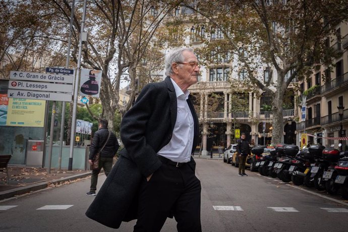 El exalcalde de Barcelona de CiU y candidato de Junts a la Alcaldía de Barcelona, Xavier Trias, cruza la calle en los Jardinets de Salvador Espriu.