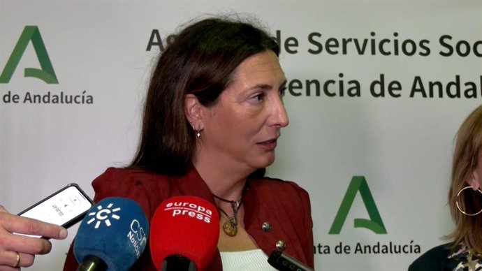 La consejera de Inclusión Social, Juventud, Familias e Igualdad, Loles López, en declaraciones a los medios en Sevilla