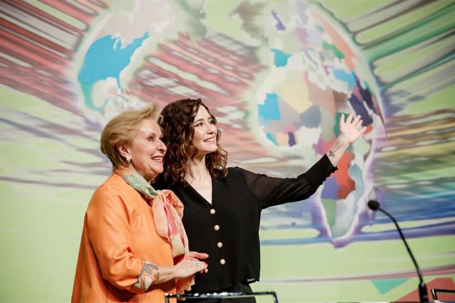La presidenta nacional de AFAMMER, Carmen Quintanilla (i), y la presidenta de la Comunidad de Madrid, Isabel Díaz Ayuso (d), durante la inauguración del III Congreso Internacional de la Asociación de Familias y Mujeres del Medio Rural (AFAMMER), en el Hot