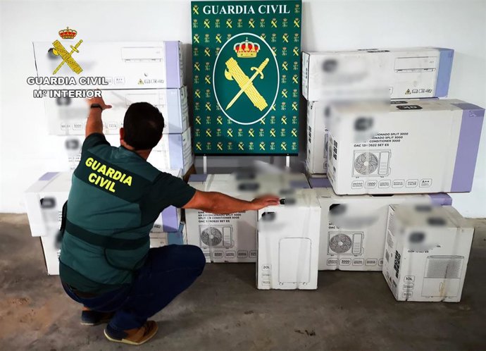 Un agente junto a varios de los efectos recuperados en el marco de la operación 'Fresquete'