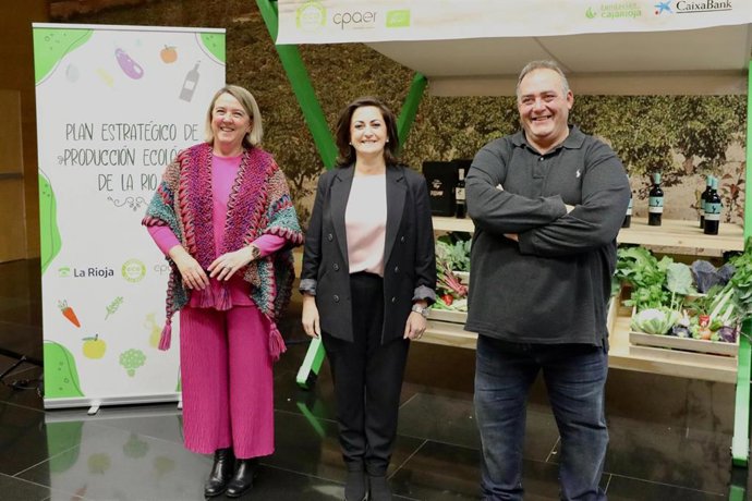 La presidenta del Gobierno, Concha Andreu, junto a la consejera de Agricultura, Eva Hita, y el el presidente del Consejo de la Producción Agraria Ecológica de La Rioja, CPAE, Andrés Serrano