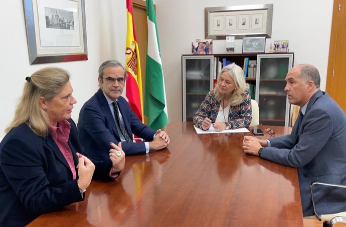 Colombo reunida con el Colegio de Farmacéuticos.