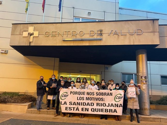 Primera concentración contra la quiebra de la sanidad convocada por CSIF en el centro de salud de Nájera