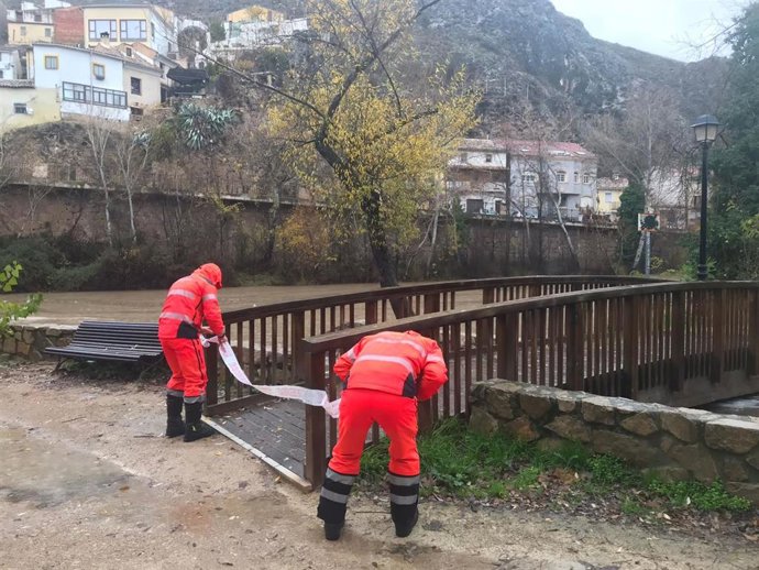El Ayuntamiento cierra los accesos a los ríos Júcar y Huécar por precaución ante el incremento del caudal.