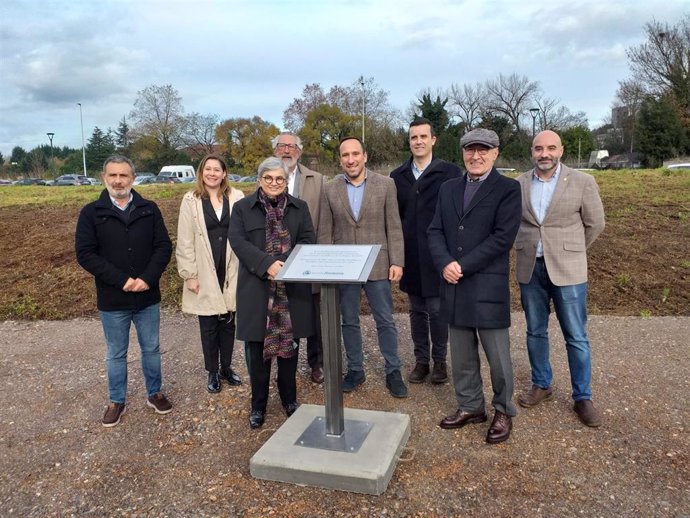 La alcaldesa de Gijón, Ana González (PSOE), participa en el acto simbólico de colocación de la primera piedra de la nueva sede de la empresa Acuña y Fombona, en el Parque Científico y Tecnológico de Gijón (PCTG)