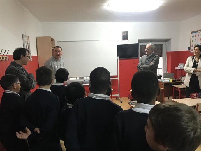 El alcalde de Zaragoza. Jorge Azcón, visita a los 'infanticos' del Pilar que le reciben con un villancico