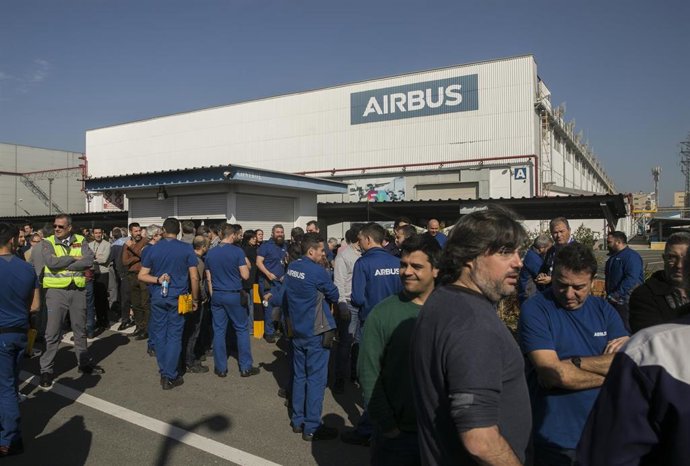 Archivo - Imagen de archivo de una concentración de trabajadores de Airbus en Tablada, Sevilla.
