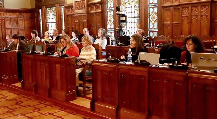 La consejera de Educación, Lydia Espina, junto al equipo de la consejería en la Junta General.