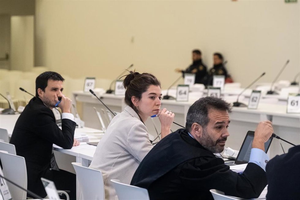Abogados en el juicio por el accidente del Alvia, en la Cidade da Cultura, a 1 de diciembre de 2022, en Santiago de Compostela, A Coruña, Galicia (España). Los familiares y las víctimas del accidente de Alvia se han concentrado mientras ha declarado en 