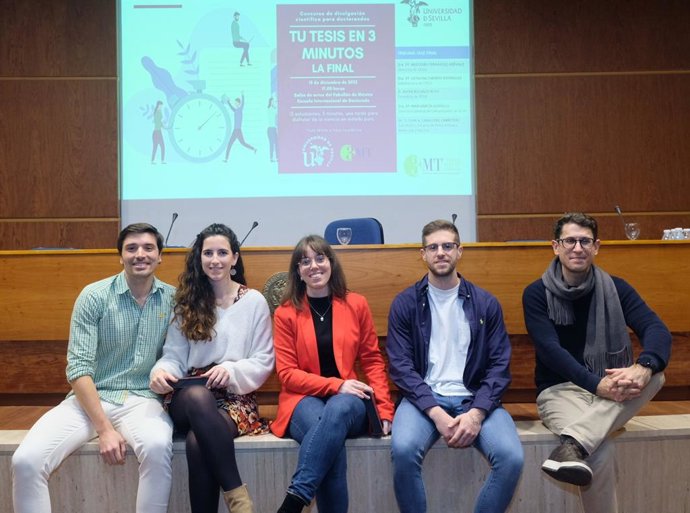 Foto de familia de los concursantes ganadores de los premios del concurso 'Tu Tesis en tres minutos'.