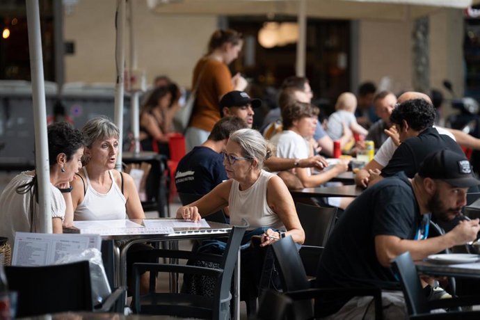 Archivo - Una mujer fuma sentado en la mesa de una terraza que una nueva normativa convertirá en espacio libre de humo por el Govern, en plaza de la Vila de Grcia, a 23 de septiembre de 2022, en Barcelona, Catalunya (España).