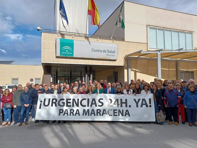 El secretario de Organización del PSOE de Andalucía, Noel López, en Maracena (Granada) junto a los vecinos que reivindicaban un servicio de urgencias de 24 horas para el municipio.