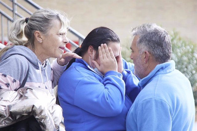 Imagen de la semana pasada de los familiares del menor de Manzanilla (Huelva) hallado en un coche con su abuelo al desaparecer con él