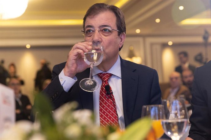 El presidente de la Junta de Extremadura, Guillermo Fernández Vara, bebe agua durante una nueva edición del Ágora, organizada por elEconomista, en el Hotel Rosewood Villa Magna, a 13 de diciembre de 2022, en Madrid (España). Durante el acto se promoci