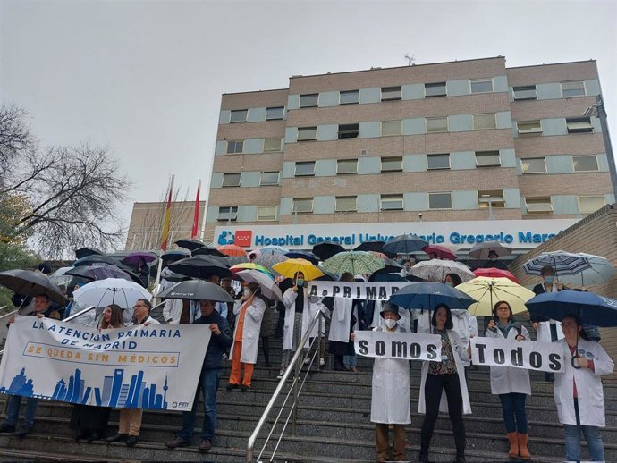 Sanitarios se concentran frente al Gregorio Marañón