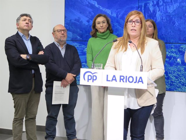 La alcaldesa de Viniegra de Arriba, Laura Crespi, interviene frente a los diputados Carlos Cuevas, María Martín y Noemí Manzanos