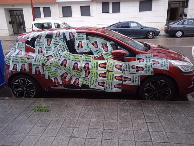 Estado en el que ha aparecido el vehículo de la hermana de Óscar, totalmente empapelado con carteles en los que se pide justicia para Esther López.