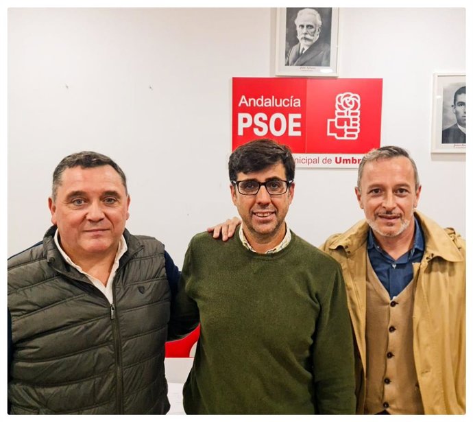 Rafael Recio, a la derecha de la imagen, junto a los alcaldes de Umbrete y Alcolea