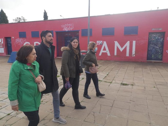 El candidato de IU a la Alcaldía, Ismael Sánchez, visita las instalaciones deportivas de Bami.