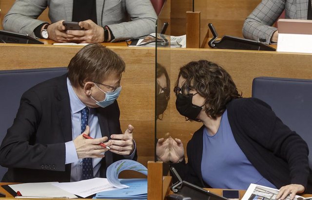 Archivo - El president de la Generalitat, Ximo Puig, y la exvicepresidenta Mónica Oltra, durante una sesión de control