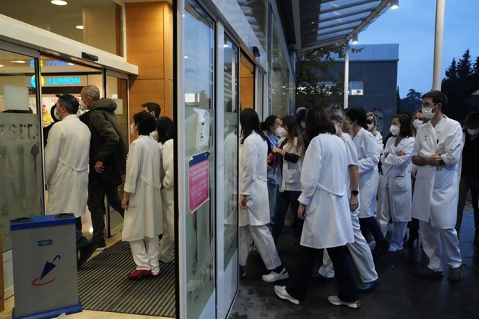 Personal sanitario después de una concentración, ante el Hospital de Donosti de San Sebastián, a 7 de diciembre de 2022, en San Sebastián
