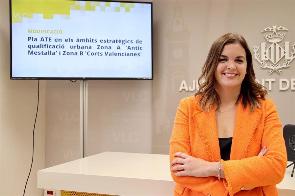 La vicealcaldesa de Valncia y edil de Desarrollo y Renovación Urbana,Sandra Gómez, en la rueda de prensa ofrecida para dar a conocer la primera parte del convenio sobre el nuevo y el viejo Mestalla.