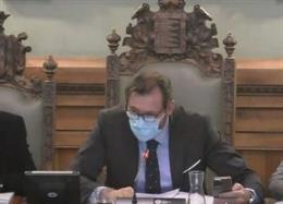 El alcalde de Valladolid, Óscar Puente, con mascarilla durante el Pleno municipal de diciembre de 2022.