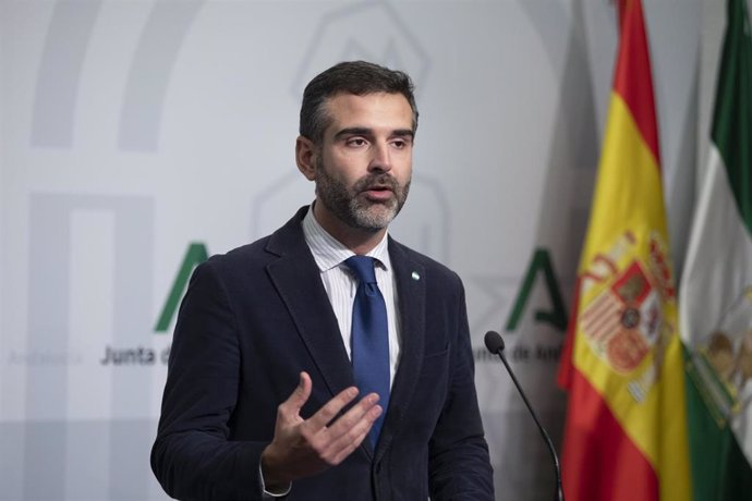 El consejero de Sostenibilidad, Medio Ambiente y Economía Azul y potavoz del Gobierno, Ramón Fernández-Pacheco, durante la rueda de prensa posterior al Consejo de Gobierno de la Junta de Andalucía. A 05 de diciembre de 2022 (Foto de archivo).