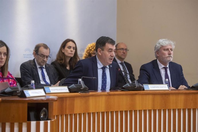 Archivo - O conselleiro de Cultura, Educación, FP e Universidades, Román Rodríguez, comparece na Comisión 3 de Economía, Facenda e Orzamentos para explicar os presupostos do seu departamento para o vindeiro ano.