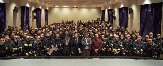 Foto de familia tras la toma de posesión de los bomberos del consorcio.