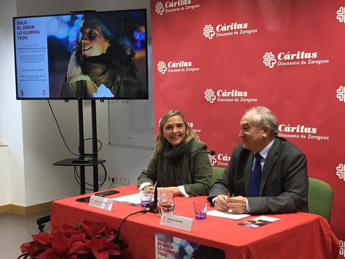 El Director de Cáritas Diocesana Zaragoza, Carlos Gómez, y la Secretaria General de Cáritas Diocesana de Zaragoza, África Navarro, durante la presentación de la campaña navidena de Cáritas Zaragoza.