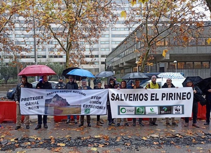 Amigos de la Tierra, Ecologistas en Acción, Greenpeace, SEO/BirdLife y WWF se manifiestan en el Ministerio de Industria para reclamar la paralización del proyecto de unión de las estaciones de esquí de Astún, Formigal y Candanchú, en Aragón.