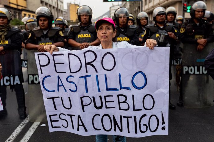 09 December 2022, Peru, Lima: A woman holds a sign during the third day of demonstrations for the release of former Peru's President Pedro Castillo. Peru's Congress voted Wednesday to remove Castillo from office and replace him with Vice President short
