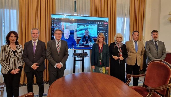 De izquierda a derecha, Esther Molina, José García Fuentes, Rafael Carmona, Pilar Miranda, Teófila Martínez, Rafael Merino y Víctor Jiménez.