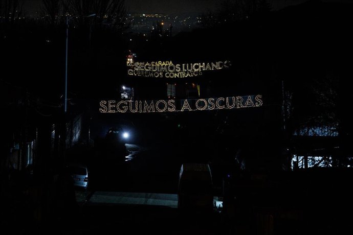 Archivo - Vecinos encienden guirnaldas alimentadas por energía solar, en el puente del Sector 6 