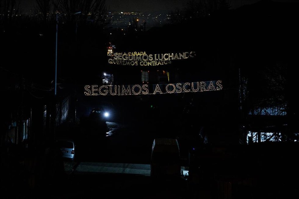 Archivo - Vecinos encienden guirnaldas alimentadas por energía solar, en el puente del Sector 6 