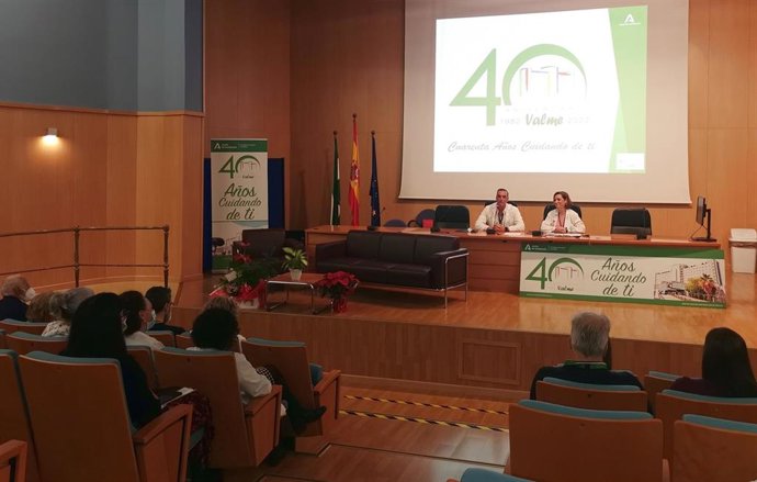 Sesión de Cuidados de Enfermería dentro del ciclo de conferencias científicas por el 40 aniversario del centro hospitalario.